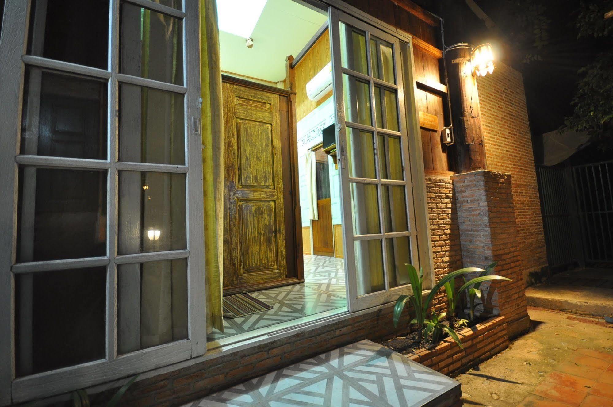 Ayutthaya Bouchic Hostel Kültér fotó
