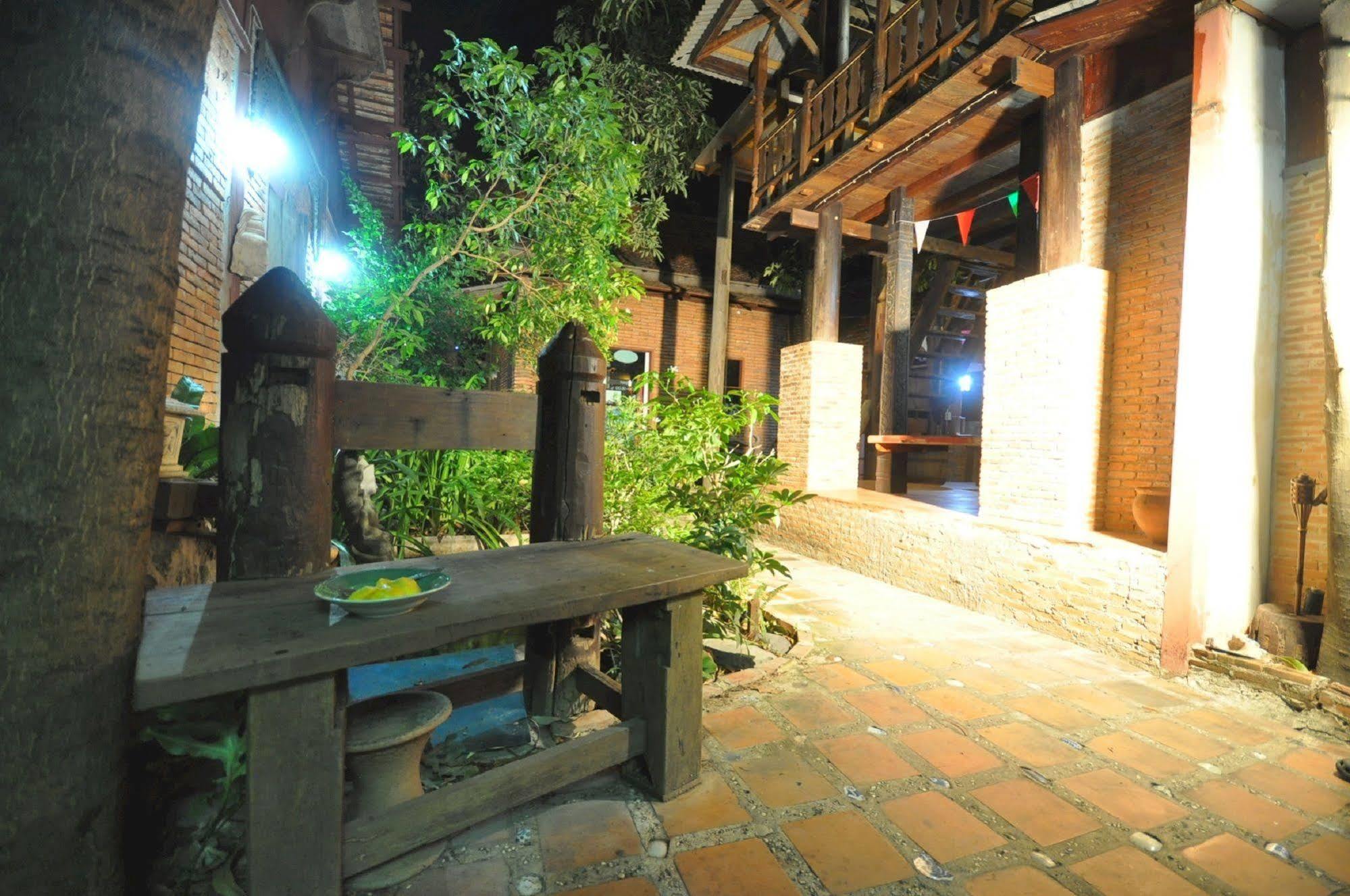 Ayutthaya Bouchic Hostel Kültér fotó