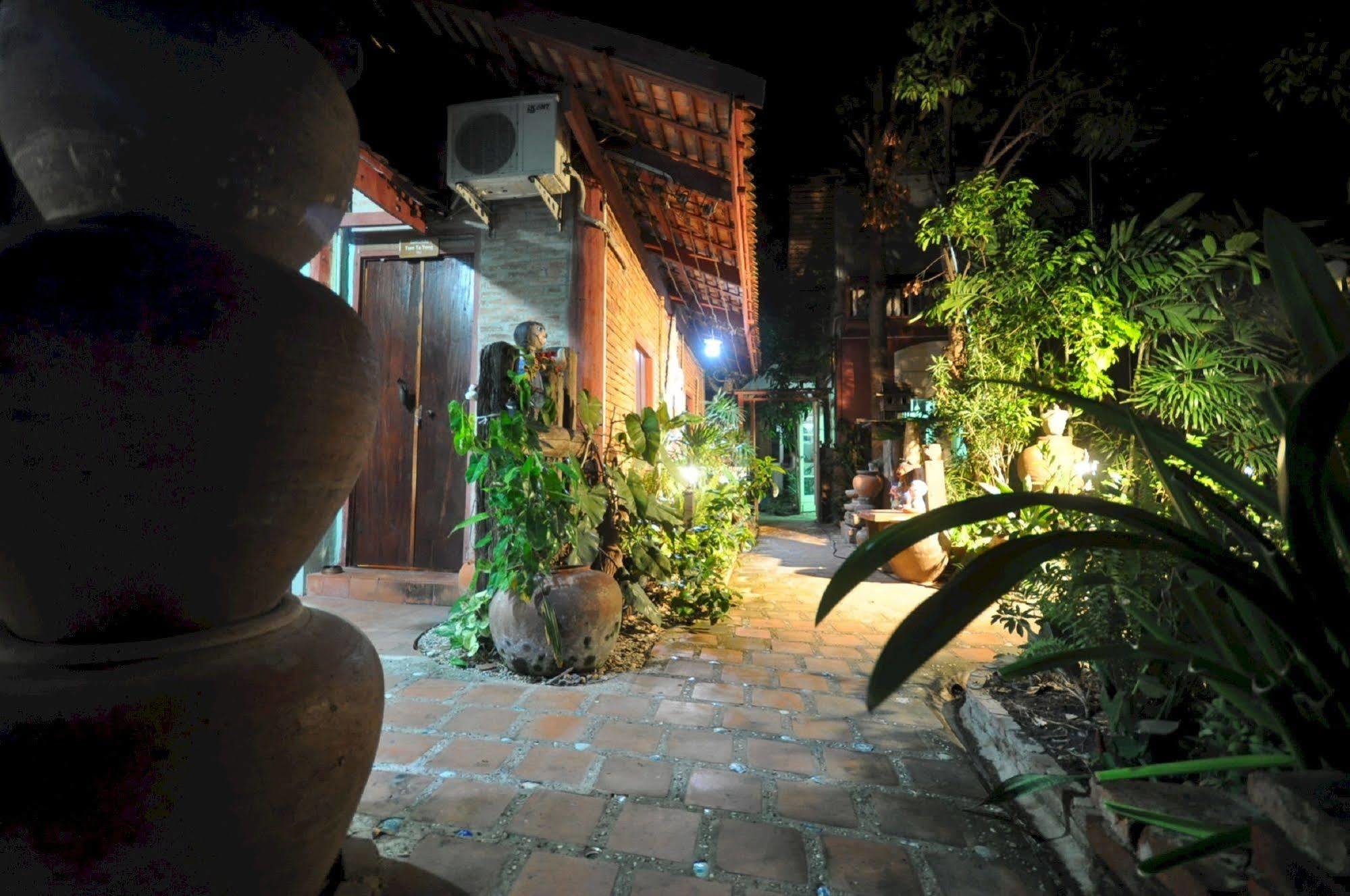 Ayutthaya Bouchic Hostel Kültér fotó